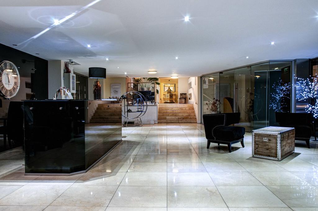 Oyo Clayton Lodge นิวคาสเซิล-อันเดอร์-ไลม์ ภายนอก รูปภาพ