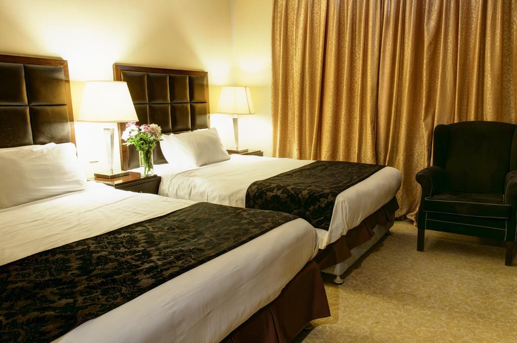 Oyo Clayton Lodge นิวคาสเซิล-อันเดอร์-ไลม์ ภายนอก รูปภาพ