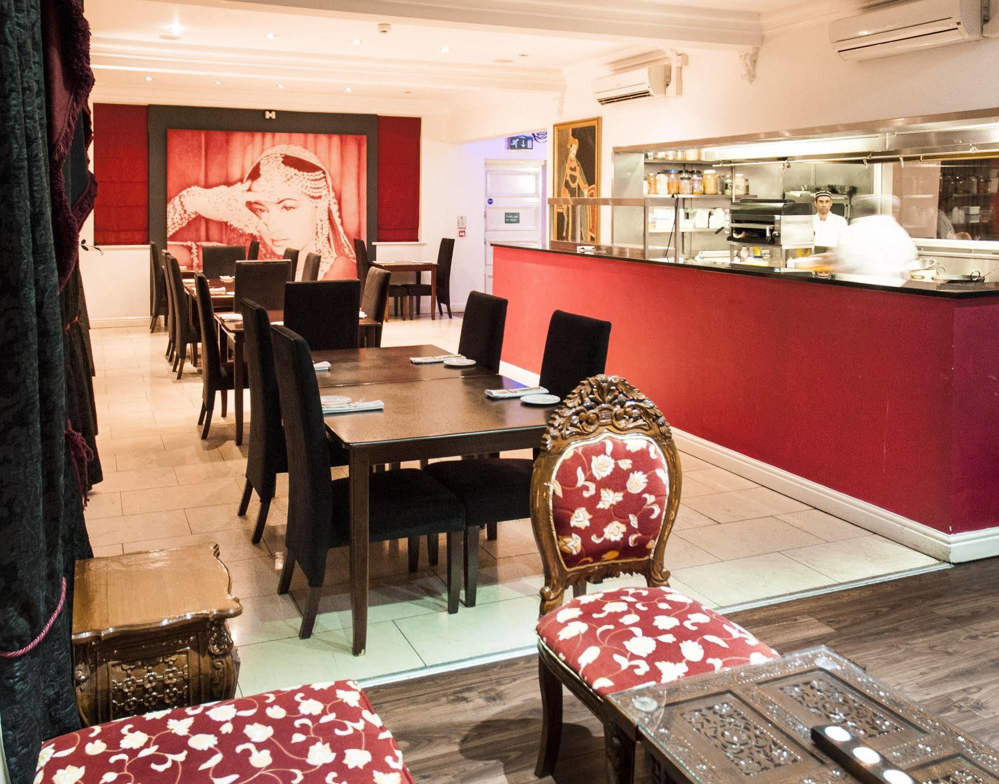 Oyo Clayton Lodge นิวคาสเซิล-อันเดอร์-ไลม์ ภายนอก รูปภาพ