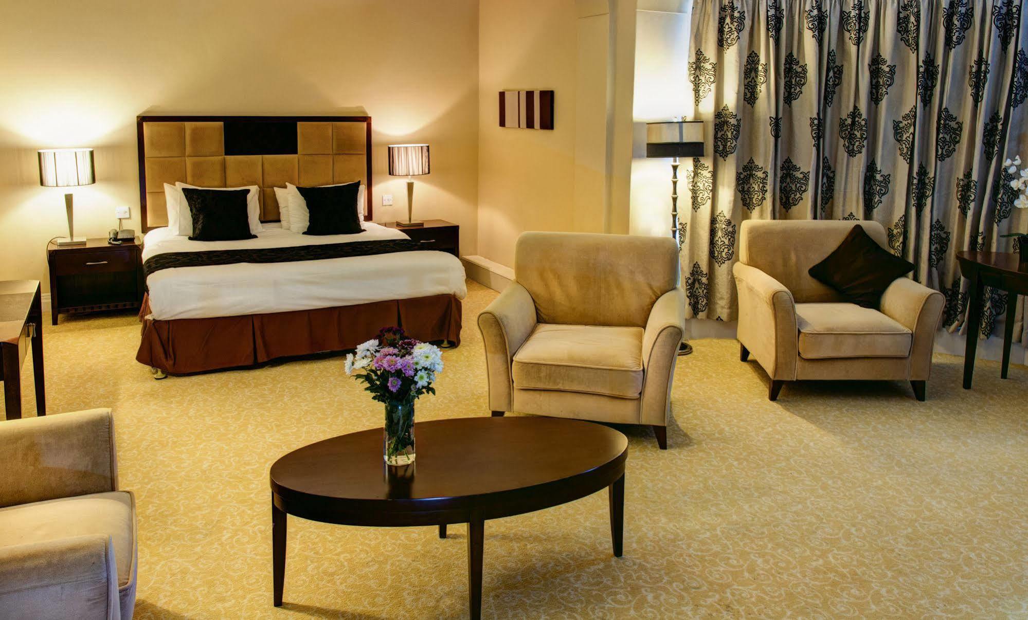 Oyo Clayton Lodge นิวคาสเซิล-อันเดอร์-ไลม์ ภายนอก รูปภาพ