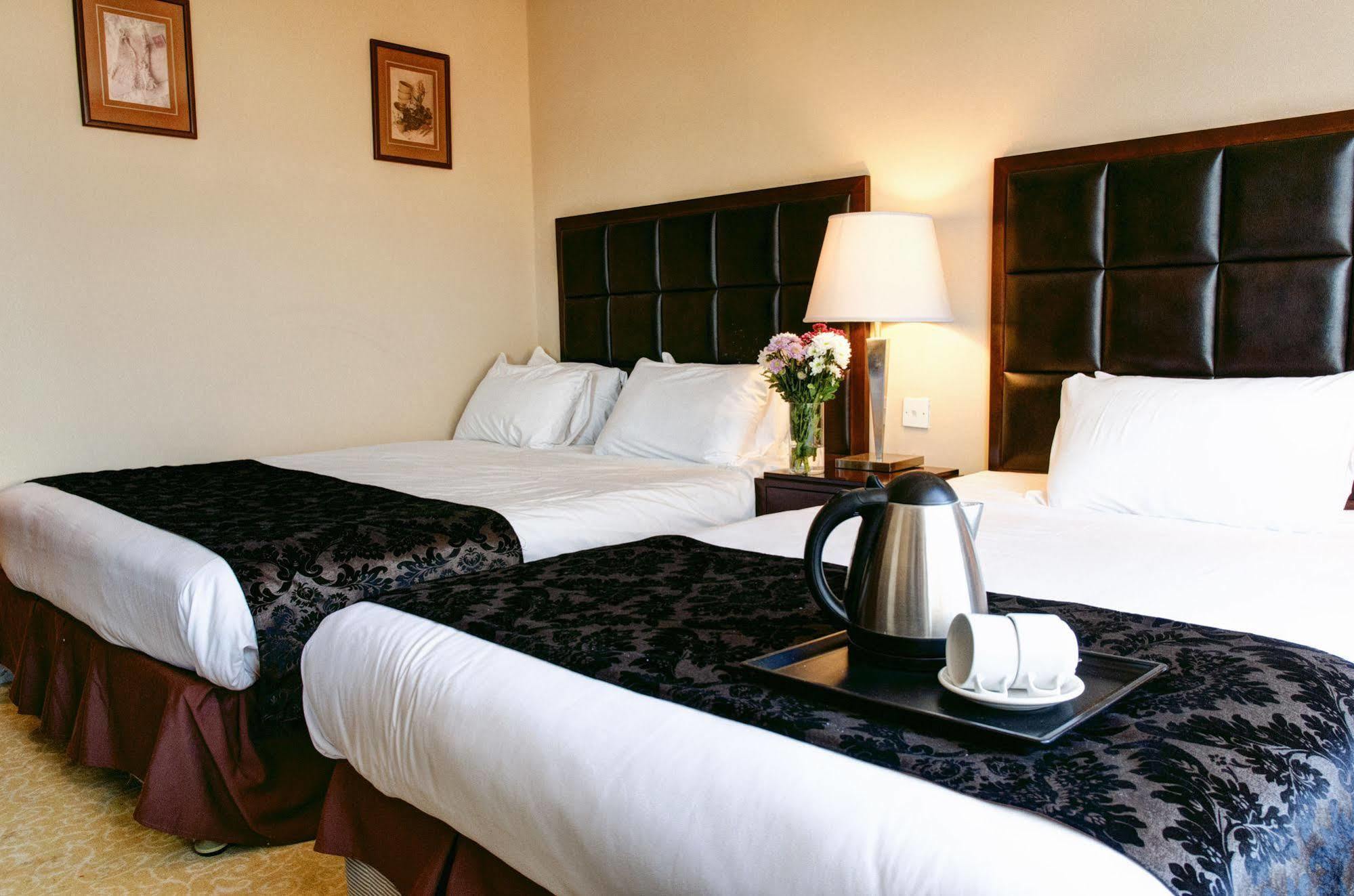 Oyo Clayton Lodge นิวคาสเซิล-อันเดอร์-ไลม์ ภายนอก รูปภาพ