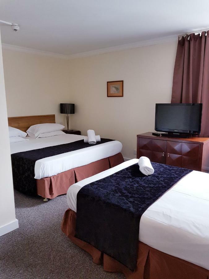 Oyo Clayton Lodge นิวคาสเซิล-อันเดอร์-ไลม์ ภายนอก รูปภาพ